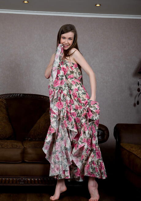 Stunning ukrainian brunette hottie Emily Bloom makes some foot fetish action 