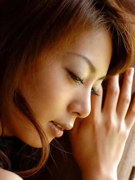 Very attractive japanese babe Honoka baring her ass 